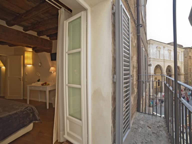 con vista su piazza storica